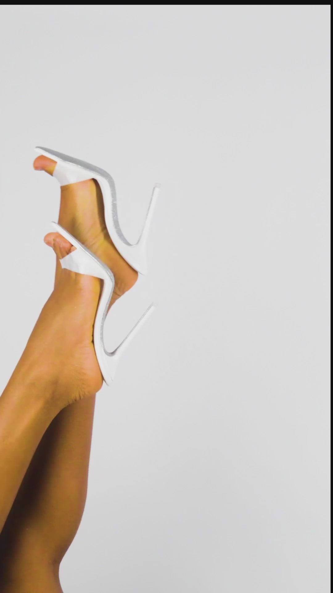 Chic Blanco mules combining high-shine leather and clear PVC for a modern look