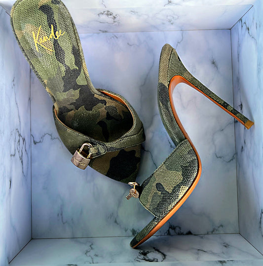 CAMOUFLAGE LEATHER PAD-LOCK MULES