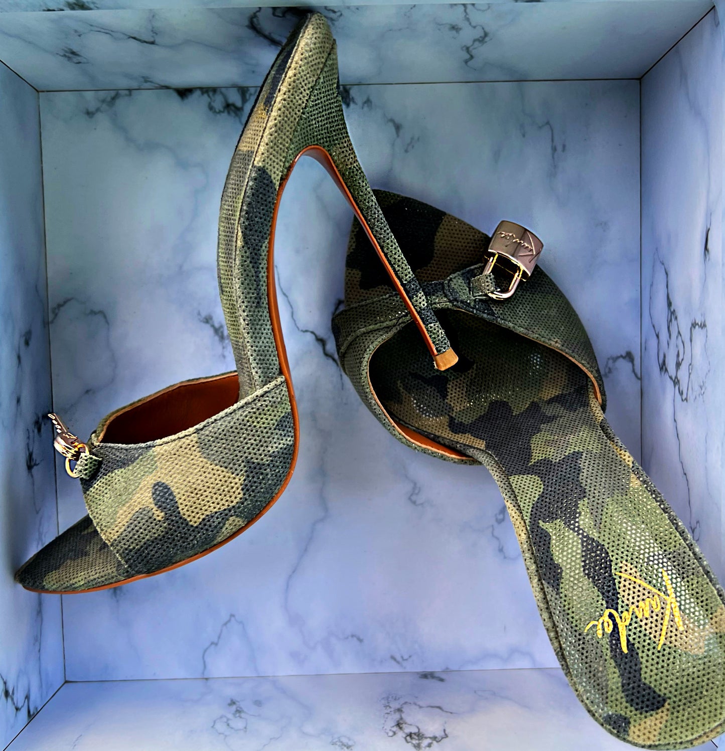 CAMOUFLAGE LEATHER PAD-LOCK MULES